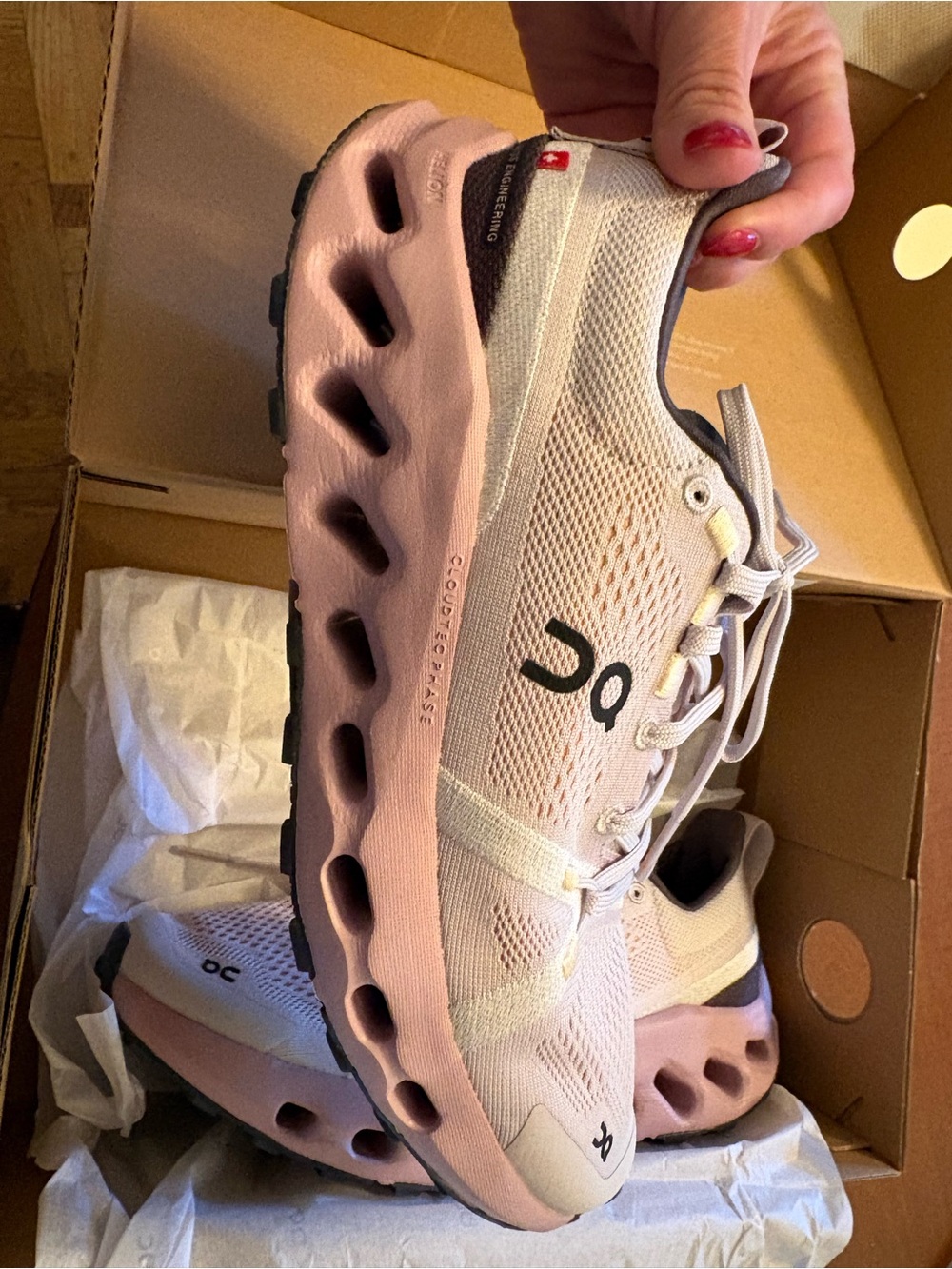 On Cloudsurfer Trail 8.5 Women’s Silver/Mauve NIB - Picture 2 of 3